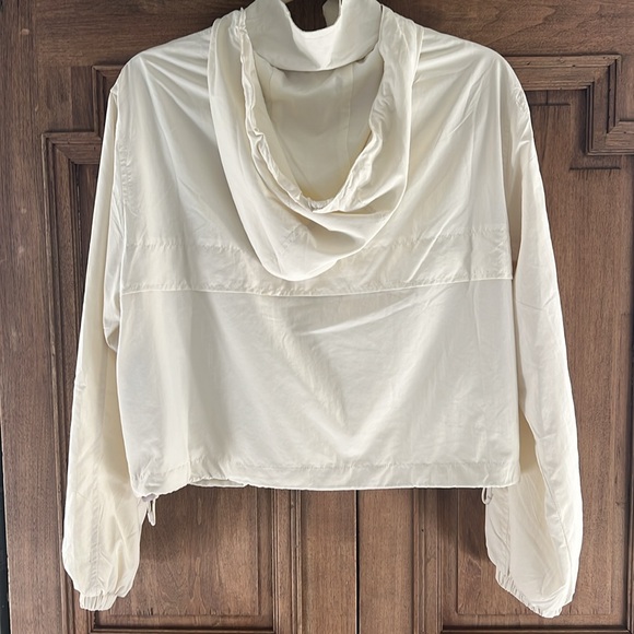 PULL & BEAR • Lightweight Cropped Zip Front Windbreaker Jacket w/hood • Size M - Picture 2 of 10